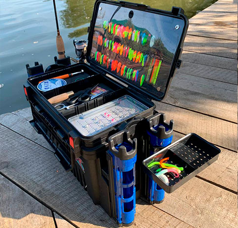 Ящик с аксессуарами ST-Fishing на рыбалке